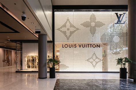 louis vuitton store in makati.